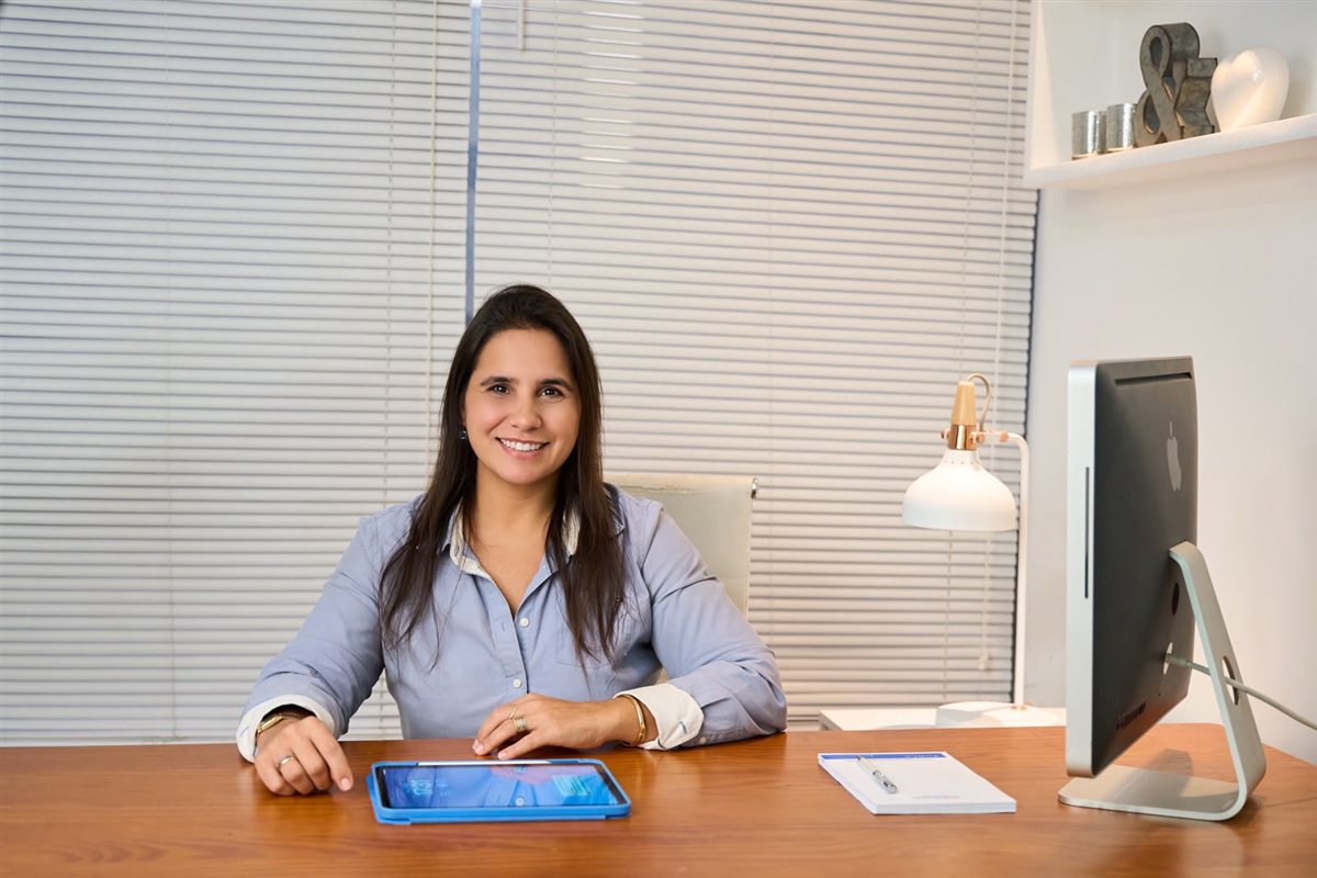 Dra. Raquel Ponce, dentista em Icaraí, Niterói, em seu consultório